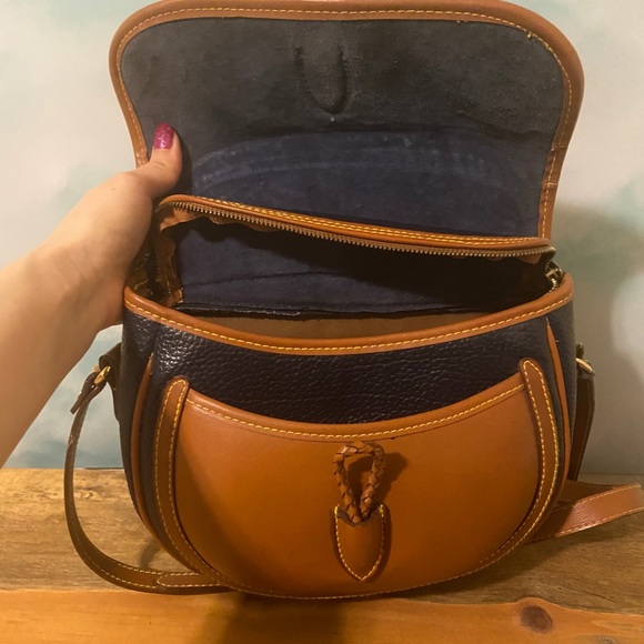 Vintage navy tan Dooney Bourke-like leather purse - Picture 5 of 10